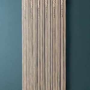 K&ouml;nnte beinhalten: Ein Makramee-Wandbehang mit geometrischem Muster und einer Holzleiste oben. Der Behang ist aus naturfarbenem Baumwollgarn gefertigt und hat kleine wei&szlig;e Perlen, die in das Muster eingearbeitet sind.