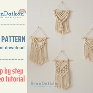 Könnte beinhalten: Vier Makramee-Wandbehänge mit Holzleisten, die verschiedene Muster und Texturen aufweisen. Die Behänge sind beige und cremefarben und haben Fransen. Der Text "BeanDaikon" und "beandaikon.etsy.com" ist im Bild sichtbar.