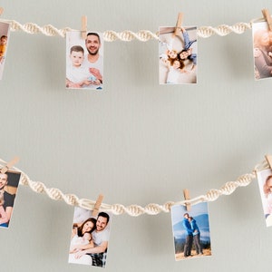 Peut inclure: Une cha&icirc;ne de photos accroch&eacute;es &agrave; un mur avec une corde et des pinces &agrave; linge. Les photos sont de familles et de couples.