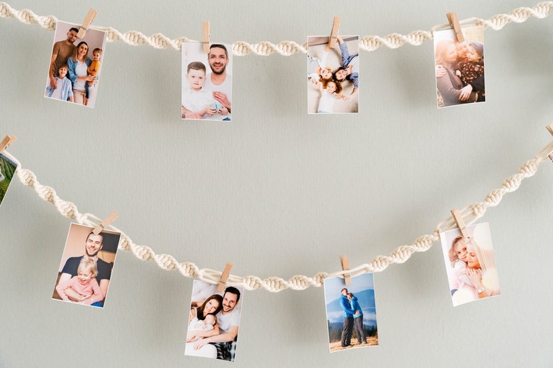 Peut inclure: Une cha&icirc;ne de photos accroch&eacute;es &agrave; un mur avec une corde et des pinces &agrave; linge. Les photos sont de familles et de couples.
