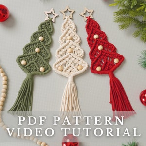 Peut inclure: Trois décorations de Noël en macramé en forme d'arbre de Noël, en vert, blanc et rouge, avec des perles en bois et une étoile en haut.  Modèle PDF Tutoriel vidéo.