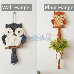 Peut inclure: Deux suspensions murales en macram&eacute; en forme de hibou. La premi&egrave;re est un hibou gris avec une poitrine blanche et une branche en bois. La seconde est un hibou orange avec une poitrine blanche et un pot blanc avec une plante verte suspendue. Les deux hiboux ont de grands yeux ronds.