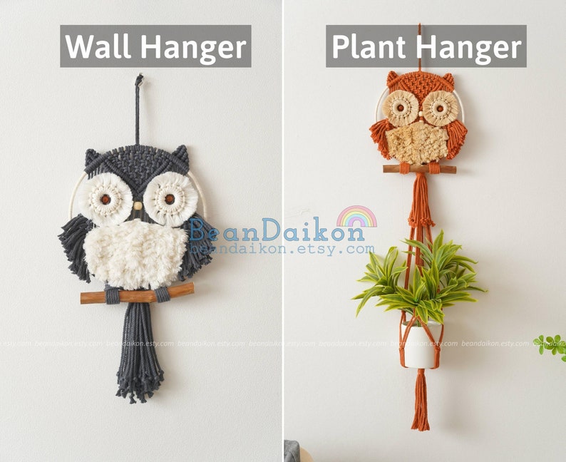 Peut inclure: Deux suspensions murales en macram&eacute; en forme de hibou. La premi&egrave;re est un hibou gris avec une poitrine blanche et une branche en bois. La seconde est un hibou orange avec une poitrine blanche et un pot blanc avec une plante verte suspendue. Les deux hiboux ont de grands yeux ronds.
