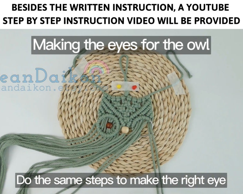 Peut inclure: Gros plan sur un projet de macram&eacute; en cours, repr&eacute;sentant un hibou, avec du fil vert sauge et des perles en bois. Le texte "Making the eyes for the owl" est visible. Le projet est sur un dessous de plat tress&eacute;.
