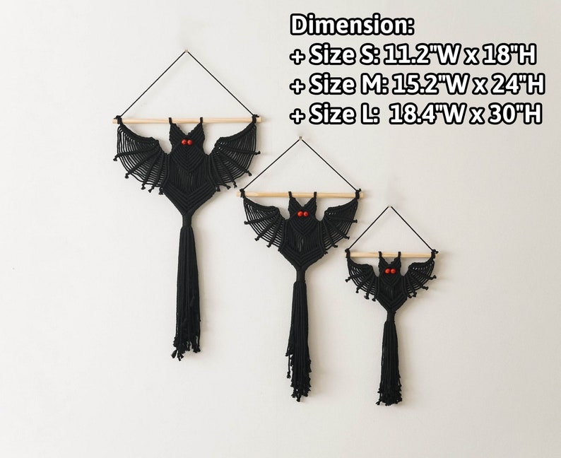 Puede incluir: Tres tapices de pared de murci&eacute;lago de macram&eacute; negro con ojos de cuentas rojas. Los murci&eacute;lagos son de diferentes tama&ntilde;os: peque&ntilde;o, mediano y grande. Las dimensiones son: Peque&ntilde;o: 28,4 cm de ancho por 45,7 cm de alto, Mediano: 38,6 cm de ancho por 61 cm de alto, Grande: 46,7 cm de ancho por 76,2 cm de alto.
