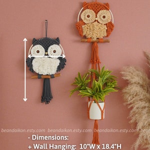 Peut inclure: Deux tentures murales en macram&eacute; en forme de hibou, l'une orange et l'autre grise, avec un porte-plante orange. Les tentures murales mesurent 10 pouces de large et 18,4 pouces de haut. Le porte-plante mesure 10 pouces de large et 39,6 pouces de haut.