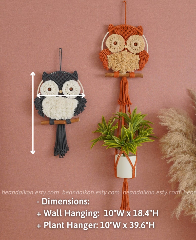 Peut inclure: Deux tentures murales en macram&eacute; en forme de hibou, l'une orange et l'autre grise, avec un porte-plante orange. Les tentures murales mesurent 10 pouces de large et 18,4 pouces de haut. Le porte-plante mesure 10 pouces de large et 39,6 pouces de haut.