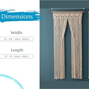 K&ouml;nnte beinhalten: Ein beigefarbener Makramee-Vorhang mit einer Holzstange oben. Der Vorhang ist 25-262 cm breit und 69-190 cm lang. Der Vorhang h&auml;ngt an einer blaugr&uuml;nen Wand.