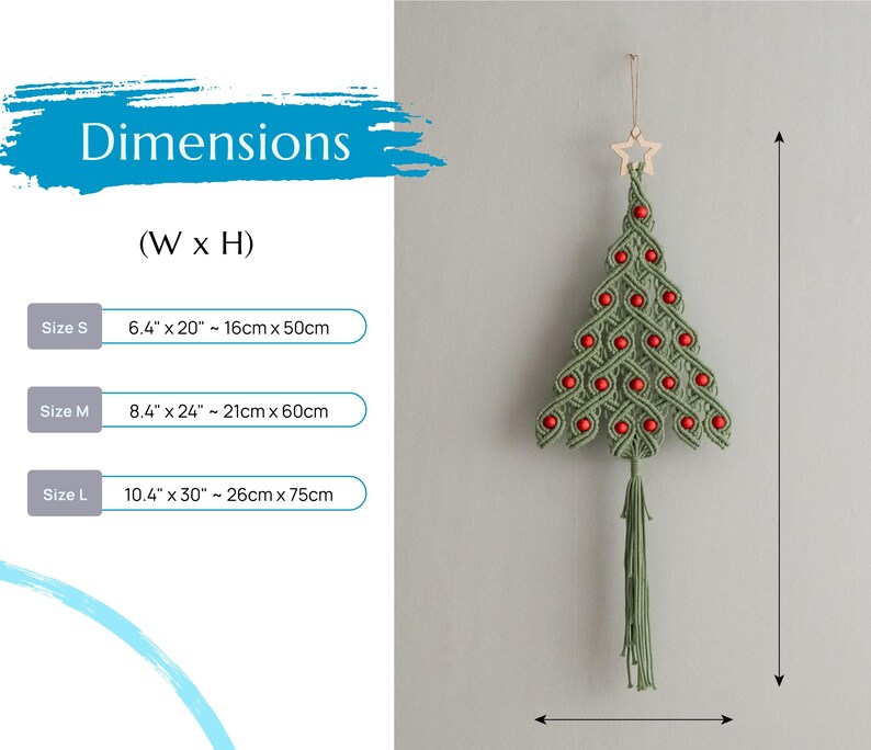 K&ouml;nnte beinhalten: Gr&uuml;ner Makramee-Weihnachtsbaum-Wandbehang mit roten Perlen und einem Holzstern an der Spitze. Der Baum ist in drei Gr&ouml;&szlig;en erh&auml;ltlich: 16 cm x 50 cm, 21 cm x 60 cm und 26 cm x 75 cm.