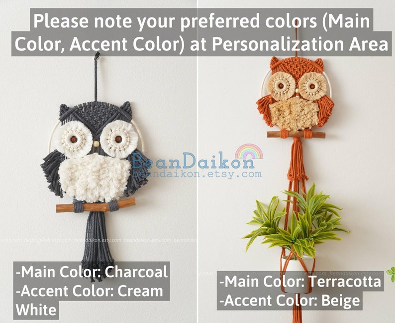 Peut inclure: Deux suspensions murales en macram&eacute; en forme de hibou, l'une en charbon de bois et blanc cr&egrave;me, l'autre en terre cuite et beige. Les deux hiboux ont une branche en bois et sont suspendus &agrave; un cordon en macram&eacute;.