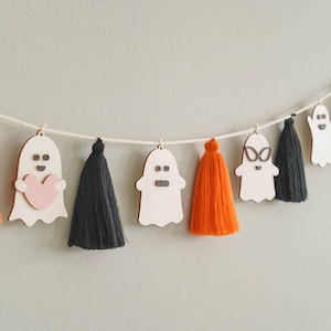 Halloween Ghost Garland, Rustic Halloween, Garland For Mantel, Ghost Decor, Party Ideas, Spooky Season, Wall Bunting, Halloween Decor V13