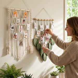 Suporte para fotos em macramê, expositor de fotos em estilo boho, decoração de parede para dormitório com colagem, expositor de fotos Instax, presentes de Natal, inclui prendedores de madeira H02 imagem 13