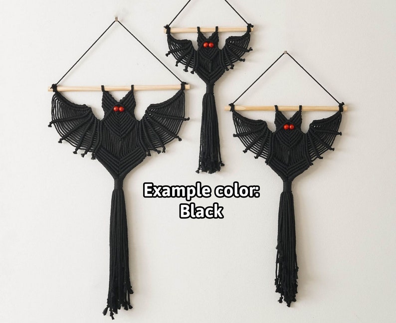 Puede incluir: Tres tapices de pared de murci&eacute;lago de macram&eacute; negro con ojos de cuentas rojas. Color de ejemplo: Negro.