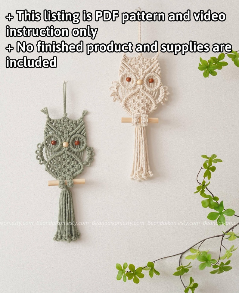 Peut inclure: Deux d&eacute;corations murales en macram&eacute; en forme de hibou, une vert sauge et une cr&egrave;me, chacune avec des chevilles en bois et des perles. Le texte sur l'image dit : "Cette liste est un mod&egrave;le PDF et une instruction vid&eacute;o uniquement + Aucun produit fini et fournitures ne sont inclus."