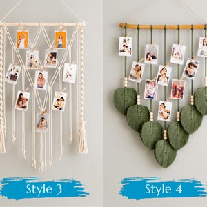 Pode incluir: Dois estilos de tape&ccedil;arias de macram&eacute; de parede com clipes para fotos. O primeiro estilo &eacute; um macram&eacute; branco com um padr&atilde;o de diamante e o segundo estilo &eacute; um macram&eacute; verde com um padr&atilde;o de folhas. Ambos os estilos t&ecirc;m ripas de madeira e contas.