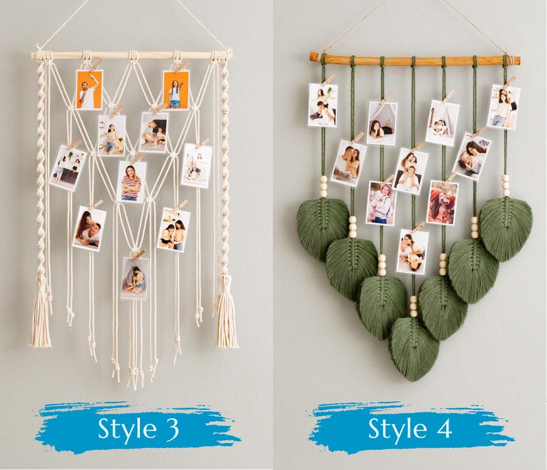 Pode incluir: Dois estilos de tape&ccedil;arias de macram&eacute; de parede com clipes para fotos. O primeiro estilo &eacute; um macram&eacute; branco com um padr&atilde;o de diamante e o segundo estilo &eacute; um macram&eacute; verde com um padr&atilde;o de folhas. Ambos os estilos t&ecirc;m ripas de madeira e contas.