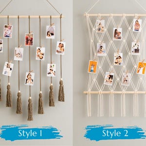 Pode incluir: Dois estilos diferentes de exibi&ccedil;&otilde;es de fotos. O primeiro estilo &eacute; uma haste de madeira com corda e borlas penduradas nela. O segundo estilo &eacute; uma tape&ccedil;aria de macram&eacute; de parede com uma haste de madeira na parte superior.