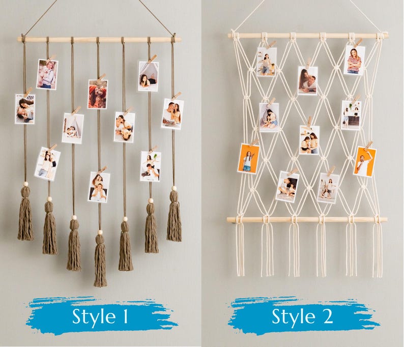 Pode incluir: Dois estilos diferentes de exibi&ccedil;&otilde;es de fotos. O primeiro estilo &eacute; uma haste de madeira com corda e borlas penduradas nela. O segundo estilo &eacute; uma tape&ccedil;aria de macram&eacute; de parede com uma haste de madeira na parte superior.