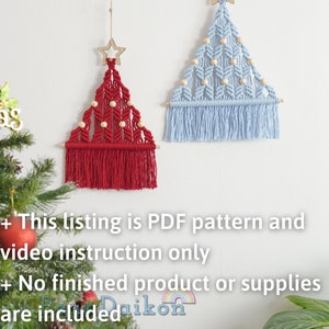 Puede incluir: Dos decoraciones de pared de &aacute;rbol de Navidad de macram&eacute;, una roja y otra azul claro, con cuentas de madera y una estrella en la parte superior. El texto "This listing is PDF pattern and video instruction only + No finished product or supplies are included" est&aacute; en la parte inferior de la imagen.