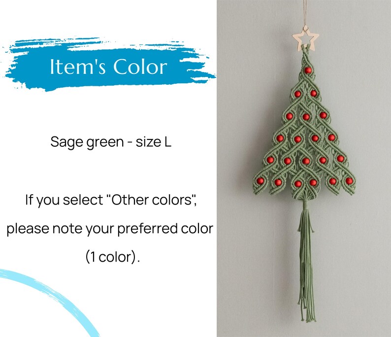 K&ouml;nnte beinhalten: Wandbehang in Form eines Weihnachtsbaums aus Makramee in Salbeigr&uuml;n mit roten Perlen. Der Baum ist mit einem Stern an der Spitze und einem Quasten am Boden verziert.  "Artikel Farbe: Salbeigr&uuml;n - Gr&ouml;&szlig;e L. Wenn Sie "Andere Farben" ausw&auml;hlen, geben Sie bitte Ihre bevorzugte Farbe an (1 Farbe)."
