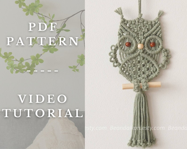 Peut inclure: Une d&eacute;coration murale en macram&eacute; en forme de hibou, de couleur vert sauge. Le hibou est orn&eacute; d'yeux en perles de bois et d'une perche en bois. Le texte "PDF PATTERN" et "VIDEO TUTORIAL" est &eacute;galement visible.