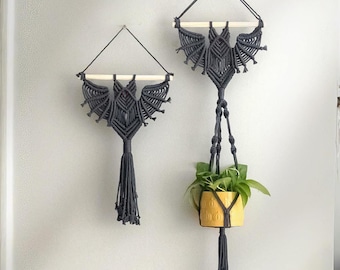 Witchy macramé vleermuisplantenhanger – Halloweendecor en gotische muuropberger voor lezers W52