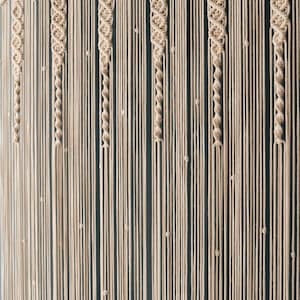 K&ouml;nnte beinhalten: Ein Makramee-Wandbehang mit geometrischem Muster und nat&uuml;rlicher beige Farbe. Der Behang ist aus dickem Baumwollschnur gefertigt und hat unten einen Fransen.