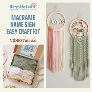 Può includere: Un kit fai-da-te per creare un cartello con nome in macramè con tutti i materiali necessari per realizzare un'appendice murale personalizzata. Il kit include due cerchi in legno, uno con il nome "Olivia" e l'altro con il nome "Robert", insieme a filato di colore verde, rosa e crema e perline di legno.