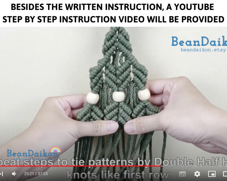 Puede incluir: Primer plano de un tapiz de macram&eacute; verde con cuentas de madera blancas. El macram&eacute; tiene forma de tri&aacute;ngulo y tiene flecos en la parte inferior. El texto "BeanDaikon" y "beandaikon.etsy" es visible en la imagen.