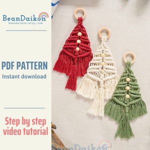 Peut inclure: Trois décorations de Noël en macramé en forme d'arbre de Noël, en rouge, blanc et vert, avec des anneaux et des perles en bois. MODELE PDF Téléchargement instantané Tutoriel vidéo étape par étape.