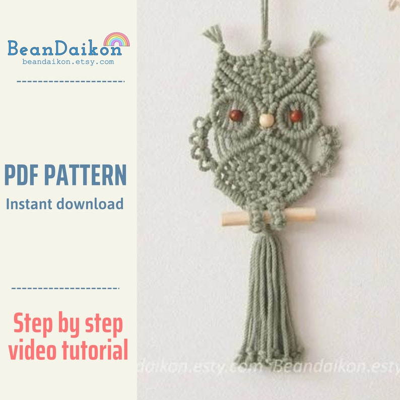 Peut inclure: D&eacute;coration murale en macram&eacute; en forme de hibou vert sauge, avec des yeux en perles de bois et un perchoir en bois. Le hibou a une queue en forme de gland et est suspendu par une ficelle. Le texte indique : "PDF PATTERN Instant download" et "Step by step video tutorial".