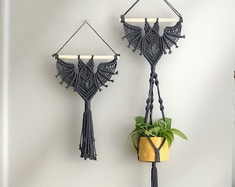 Macramé vleermuisplantenhanger – gotische muurdecoratie voor Halloween, kleine pannenlap cadeau voor vleermuisliefhebbers W52