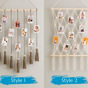 K&ouml;nnte beinhalten: Zwei Arten von Fotodisplays mit Holzleisten und h&auml;ngenden Quasten. Der erste Stil hat eine braune Schnur mit Quasten und eine Reihe von Fotos, die an Clips h&auml;ngen. Der zweite Stil hat ein wei&szlig;es Makramee-Netz mit Fotos, die an Clips h&auml;ngen.