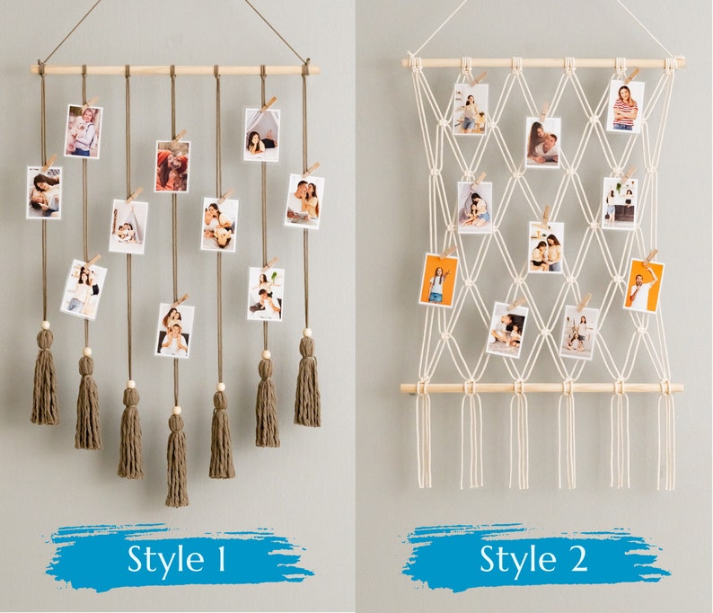 K&ouml;nnte beinhalten: Zwei Arten von Fotodisplays mit Holzleisten und h&auml;ngenden Quasten. Der erste Stil hat eine braune Schnur mit Quasten und eine Reihe von Fotos, die an Clips h&auml;ngen. Der zweite Stil hat ein wei&szlig;es Makramee-Netz mit Fotos, die an Clips h&auml;ngen.