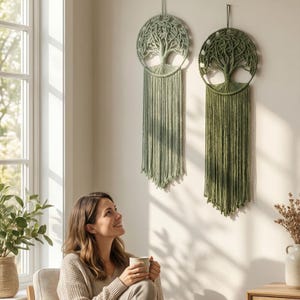 Pode incluir: Um conjunto de três canecas de cerâmica com acabamento manchado e fosco. Cada caneca apresenta uma cor diferente: azul claro, creme e cinza. As canecas têm um design simples e moderno e uma alça confortável.