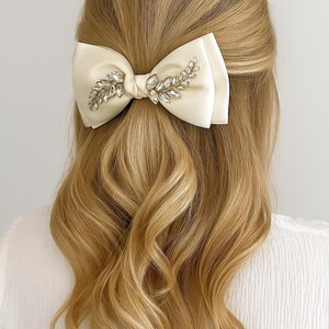 Braut Satin Haarschleife mit Kristallen | Elegante Ivory Haarspange für Hochzeit, Abschlussball oder Fotoshooting | Handgemachtes Geschenk für Sie