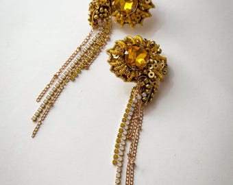 Pendientes de concha con cuentas doradas, cristales y flecos de cadena, pendientes llamativos hechos a mano inspirados en el mar, joyería boho marina color ámbar para bodas.