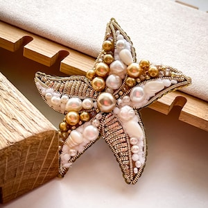Starfish Brooch – Handmade Beaded Sea Star Pin with Pearls and Gold Beads, Nautical Beach Jewelry, Ocean-Inspired Gift for Her