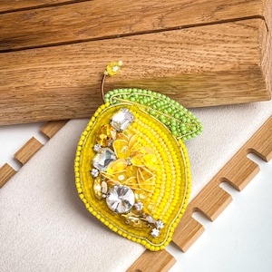 Beaded Lemon Brooch – Yellow Citrus Fruit Pin – Handmade Statement Jewelry – Sparkly Embroidered Accessory – Gift for Her