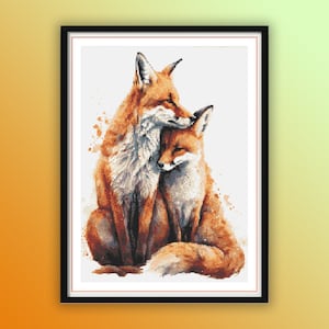 Puede incluir: Una pintura de acuarela de dos zorros acurrucados. El zorro en primer plano es marrón y naranja con marcas blancas. El zorro en el fondo es de un tono naranja más claro con marcas blancas. Los zorros están sobre un fondo blanco con salpicaduras de acuarela.