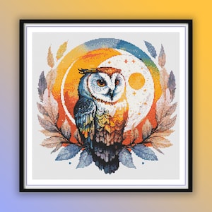 Op de afbeelding: Een kleurrijke uil met een blauw, geel en oranje patroon zit voor een zon en maan met een regenbooghalo. De uil wordt omringd door bladeren.