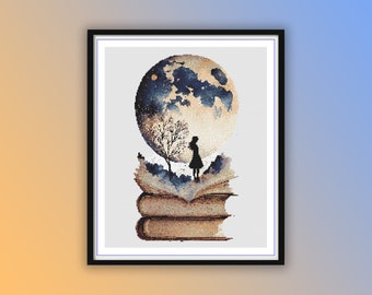 Könnte beinhalten: Schwarz gerahmtes Kreuzstich-Kunstwerk. Das Bild zeigt eine Silhouette einer Person auf offenen Büchern, mit einem Baum und einem großen Mond im Hintergrund. Der Mond ist blau und beige, und die Bücher sind braun. Das Kunstwerk ist ein Kreuzstich.