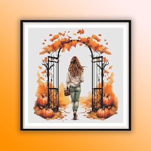 Może przedstawiać: Kobieta idzie przez jesienny łuk z dyniami i jesiennymi liśćmi. Łuk jest wykonany z czarnego metalu i ozdobiony jesiennymi liśćmi. Kobieta ma na sobie białą koszulę i dżinsy.