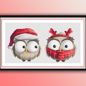 Könnte beinhalten: Zwei Cartoon-Eulen, die festliche Winterkleidung tragen. Eine Eule trägt eine rote Weihnachtsmütze und die andere eine rote Schärpe und Rentiergeweih.