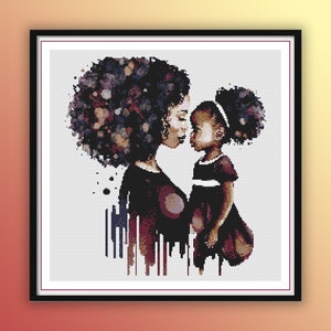 Puede incluir: Una obra de arte de punto de cruz enmarcada al estilo acuarela. Representa a una madre y a su hijo en un momento tierno, tocándose las narices. La madre tiene un afro grande y texturizado con acentos coloridos. La niña lleva un vestido y una diadema blanca. La paleta de colores es principalmente rojo oscuro y negro.