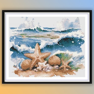 Pode incluir: Um padrão de ponto cruz que representa uma cena de conchas e estrelas do mar. A cena mostra um oceano azul com ondas brancas espumosas quebrando na costa. As estrelas do mar e as conchas estão na praia de areia.