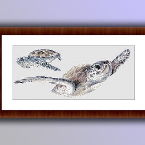 Puede incluir: Un patrón de punto de cruz con dos tortugas marinas nadando en agua azul claro. La tortuga más grande está en primer plano y la más pequeña está en el fondo. Ambas tortugas son marrones y grises sobre un fondo azul claro.