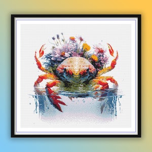 Op de afbeelding: Een kleurrijke krab met een kroon van bloemen op zijn kop, gedeeltelijk ondergedompeld in water. De krab is rood, oranje en geel, met blauw en groen water eromheen.