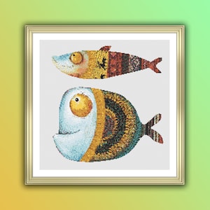 以下が含まれることがあります： 2匹のカラフルな魚が描かれた額縁入りイラスト。大きな魚は青、黄色、黒で、大きな目があります。小さな魚は黄色、赤、黒で、小さな目があります。どちらの魚も、気まぐれで漫画のようなスタイルです。