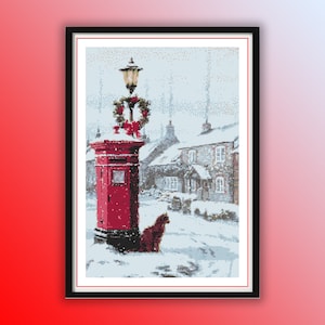 Può includere: Una cassetta postale rossa in stile vintage con una ghirlanda di Natale in cima, un cane nella neve e una casa sullo sfondo.